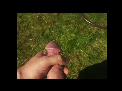 ❤️ Hot hottie gets kanyang pink puki fucked at cums sa isang pumulandit sa isang summer garden ️ Magandang porn sa amin