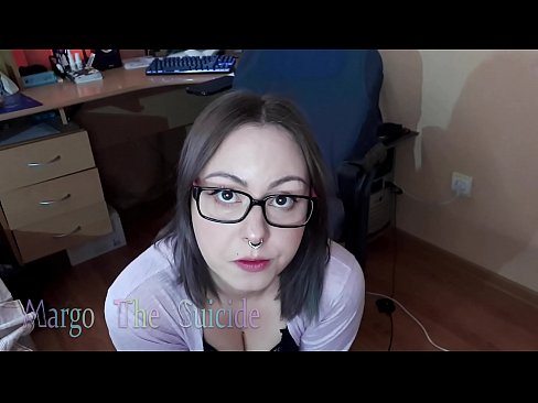 ❤️ Ang Sexy na Babae na may Salamin ay Sumipsip ng Dildo sa Camera ️ Magandang porn sa amin