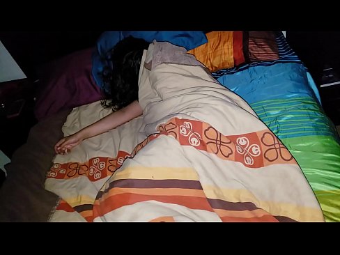 ❤️ Pinupunasan ng stepson ang kanyang batang madrasta habang natutulog ito. ️ Magandang porn sa amin