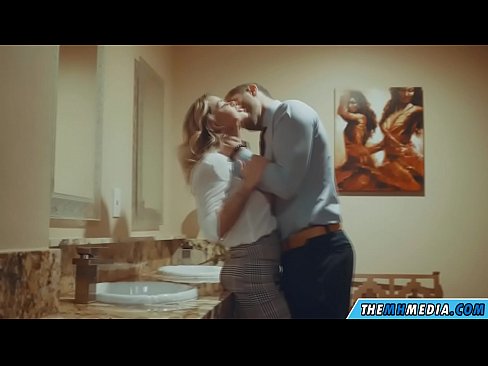 ❤️ Kapag ang isang busty blonde seduces sa isang pampublikong banyo ️ Magandang porn sa amin